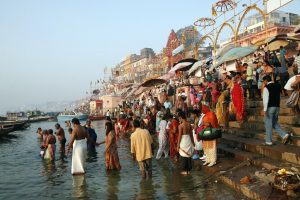 Gläubige am Ufer des Ganges